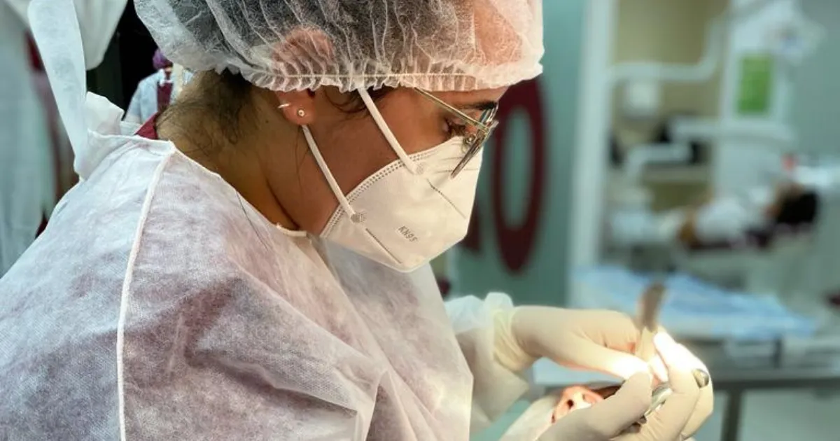 Dra. Jaqueline Sayonara realizando atendimento odontológico em Sapé/PB